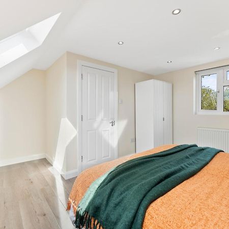 Stylish Wembley Gem - Parking -Sleeps 14 لندن المظهر الخارجي الصورة