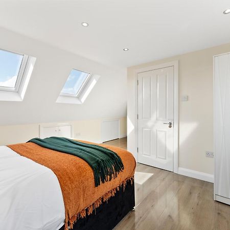 Stylish Wembley Gem - Parking -Sleeps 14 لندن المظهر الخارجي الصورة