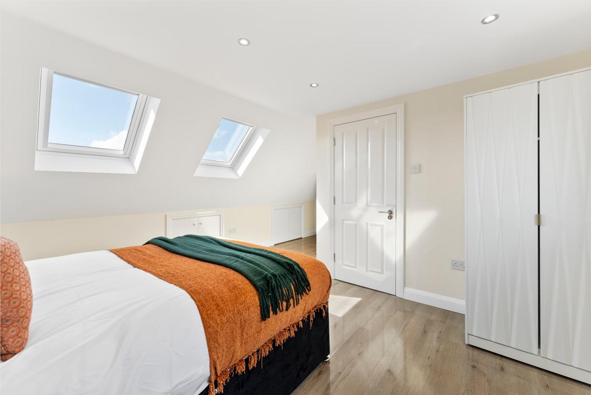 Stylish Wembley Gem - Parking -Sleeps 14 لندن المظهر الخارجي الصورة