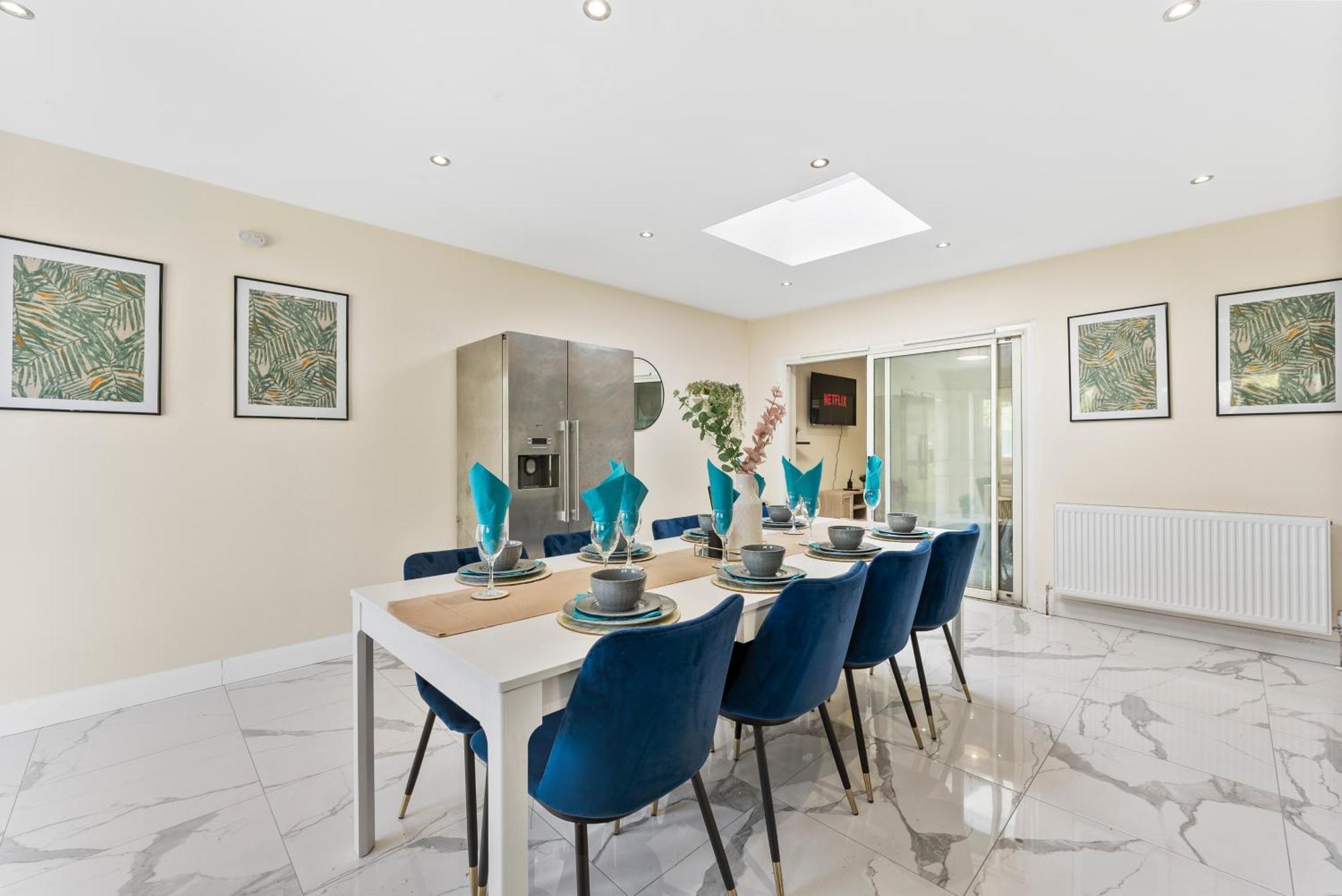 Stylish Wembley Gem - Parking -Sleeps 14 لندن المظهر الخارجي الصورة
