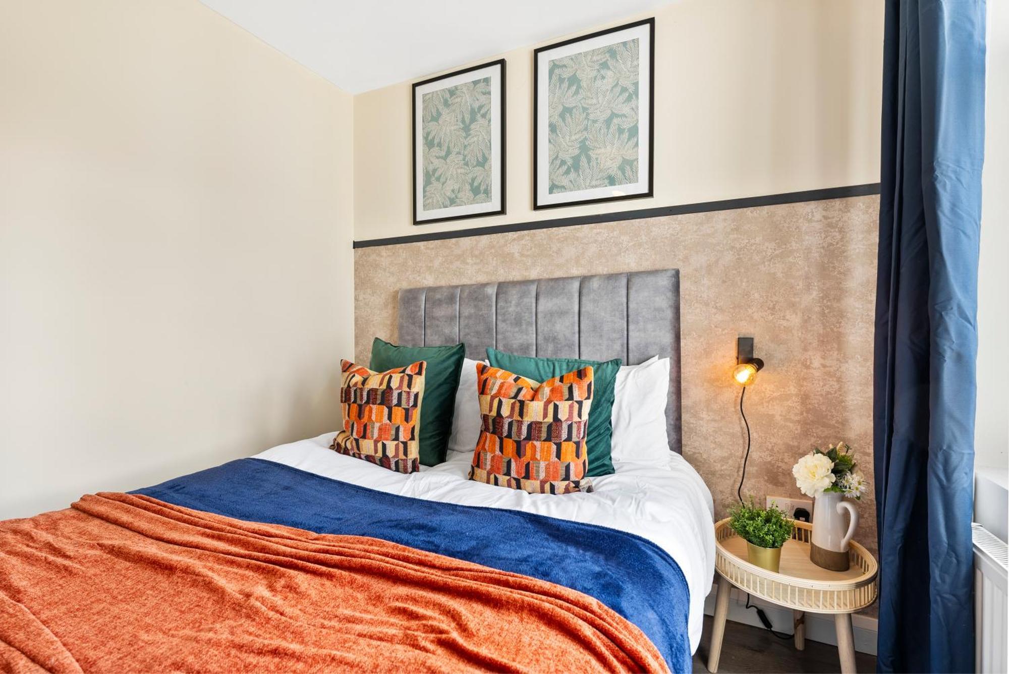 Stylish Wembley Gem - Parking -Sleeps 14 لندن المظهر الخارجي الصورة