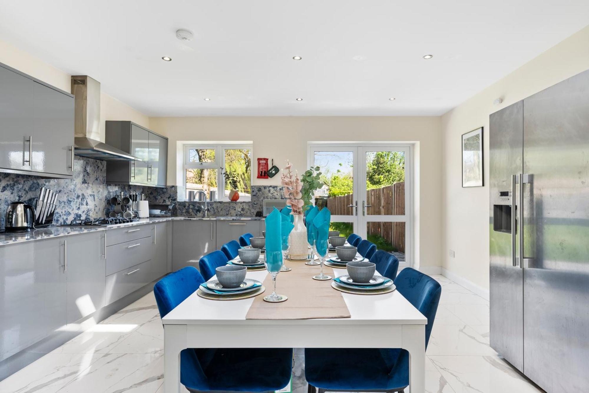 Stylish Wembley Gem - Parking -Sleeps 14 لندن المظهر الخارجي الصورة