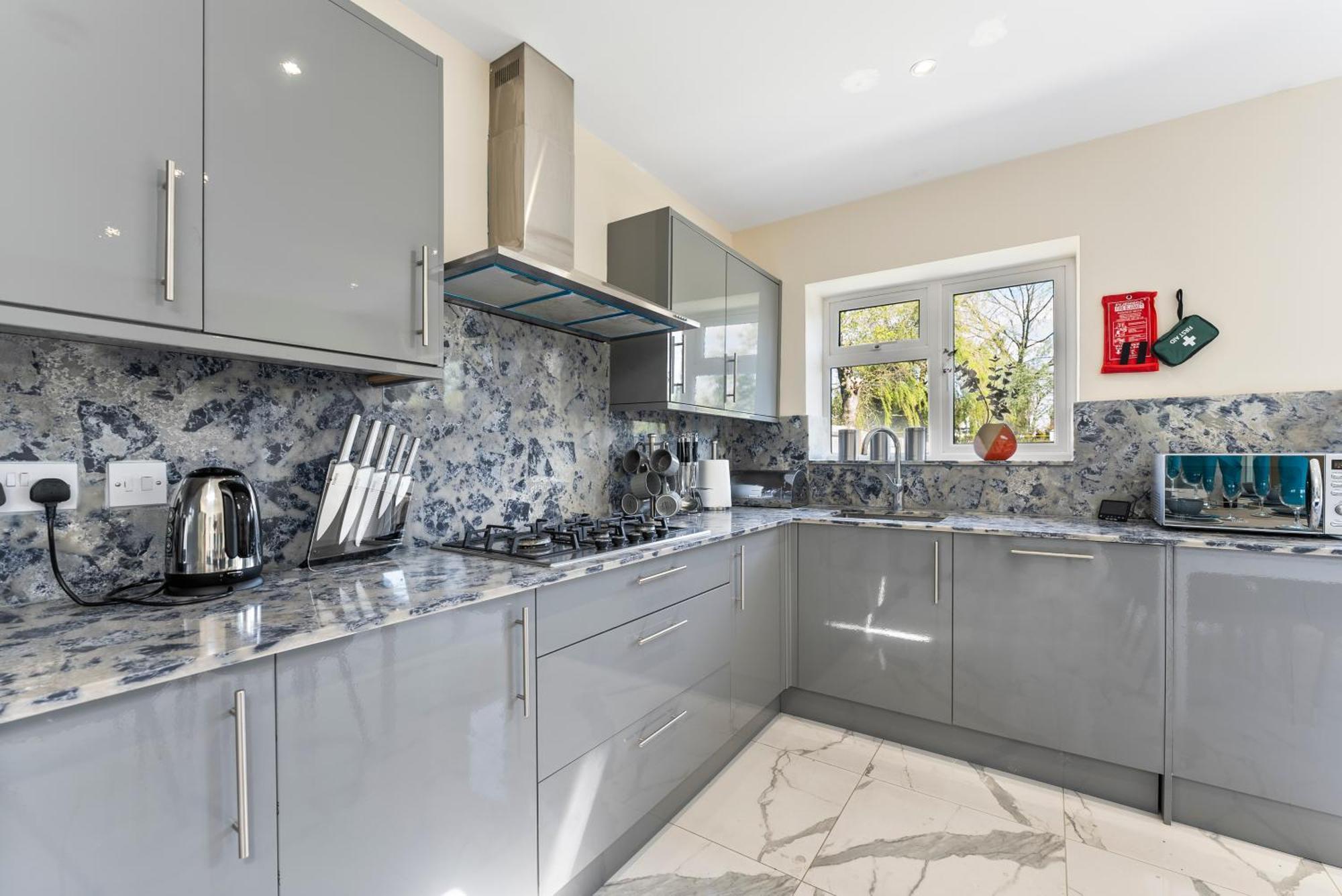 Stylish Wembley Gem - Parking -Sleeps 14 لندن المظهر الخارجي الصورة