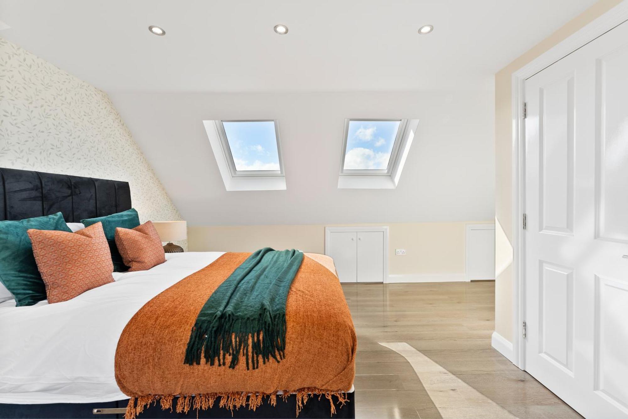 Stylish Wembley Gem - Parking -Sleeps 14 لندن المظهر الخارجي الصورة