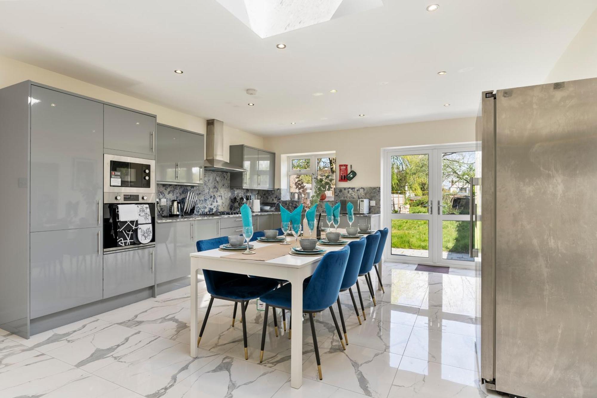 Stylish Wembley Gem - Parking -Sleeps 14 لندن المظهر الخارجي الصورة