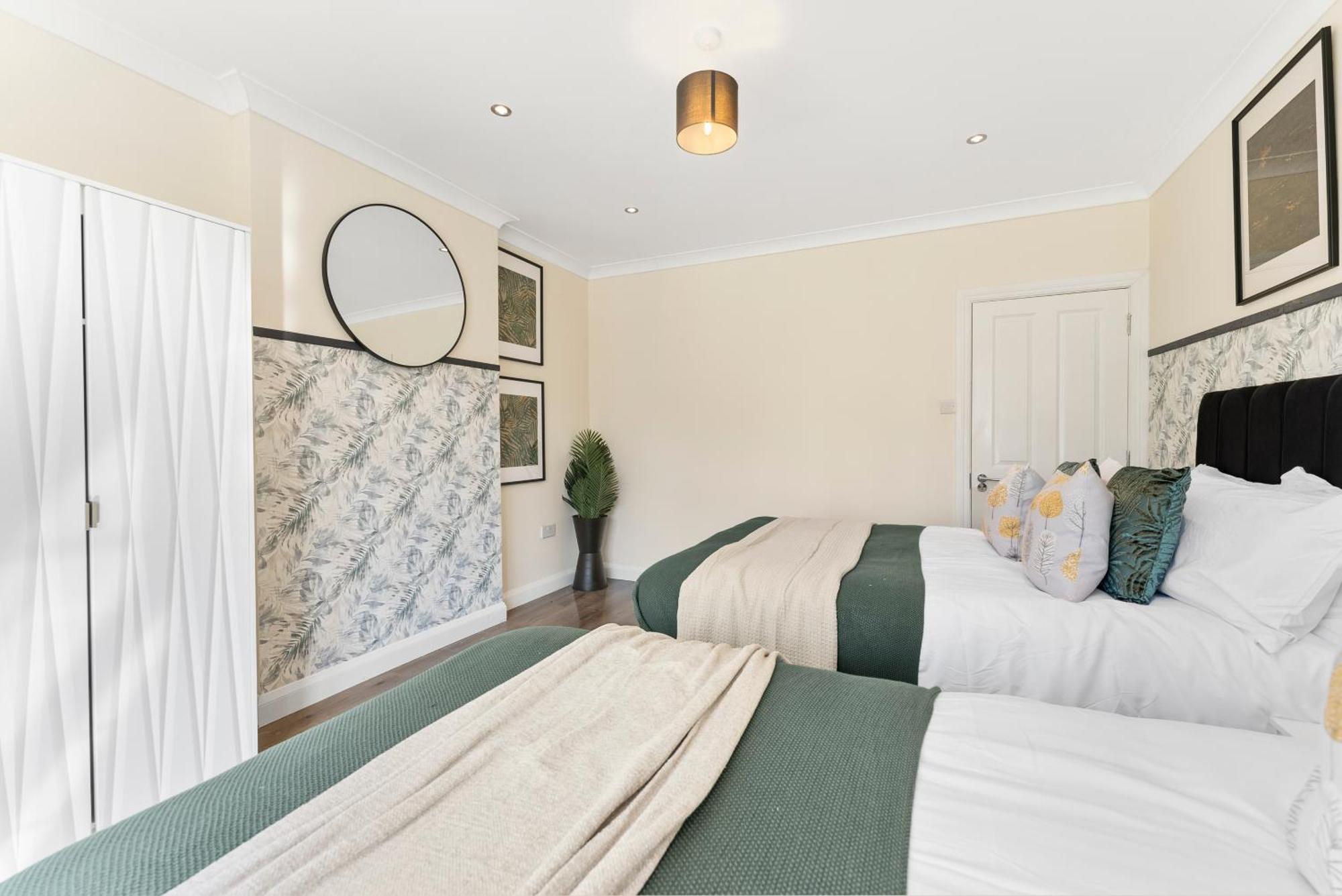 Stylish Wembley Gem - Parking -Sleeps 14 لندن المظهر الخارجي الصورة