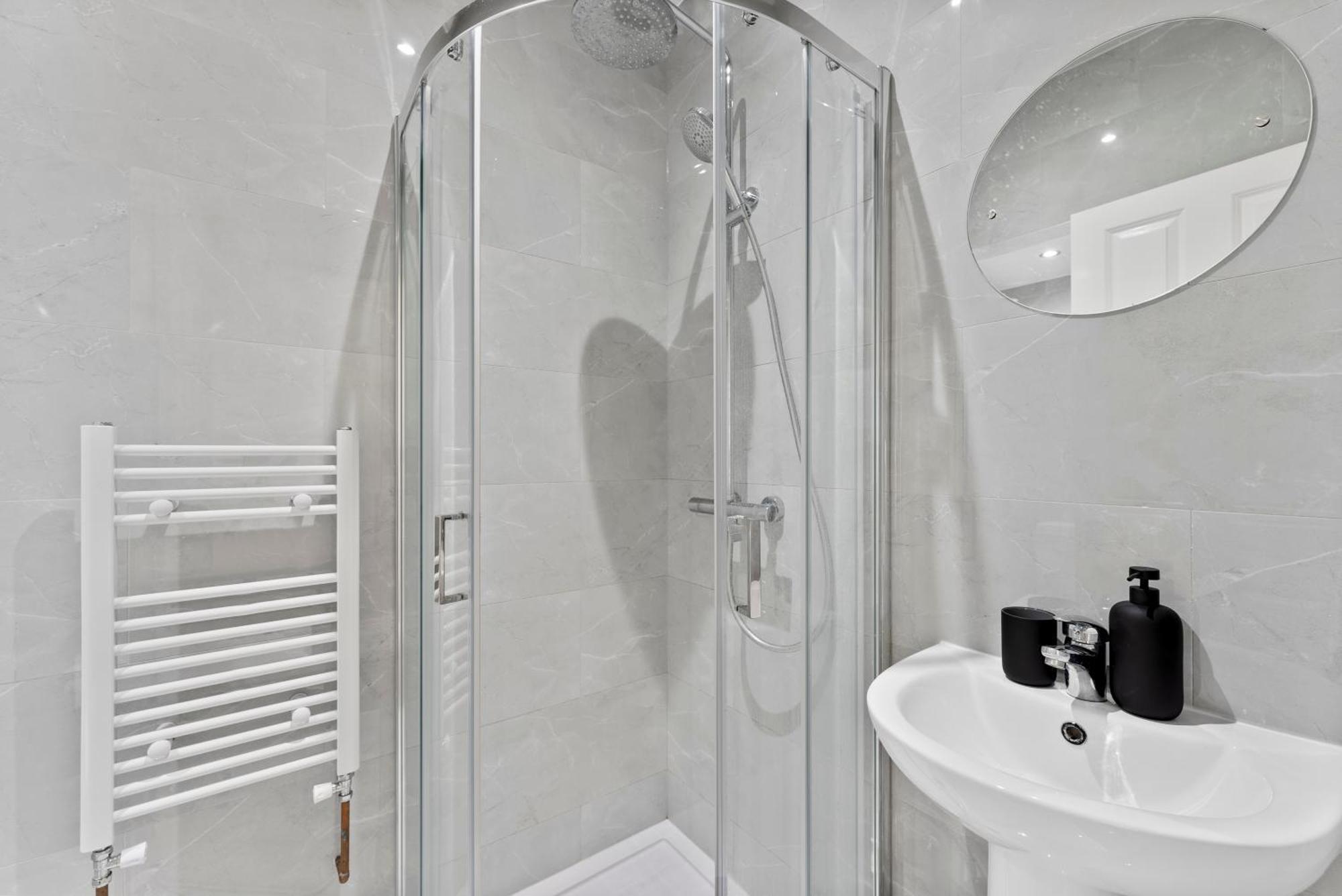 Stylish Wembley Gem - Parking -Sleeps 14 لندن المظهر الخارجي الصورة
