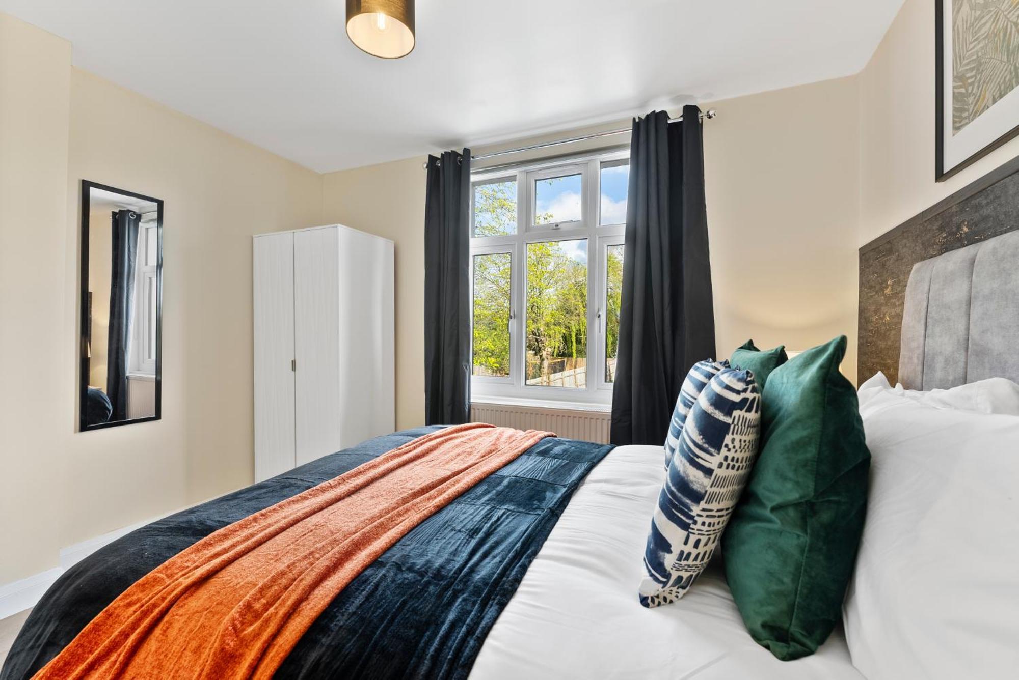 Stylish Wembley Gem - Parking -Sleeps 14 لندن المظهر الخارجي الصورة