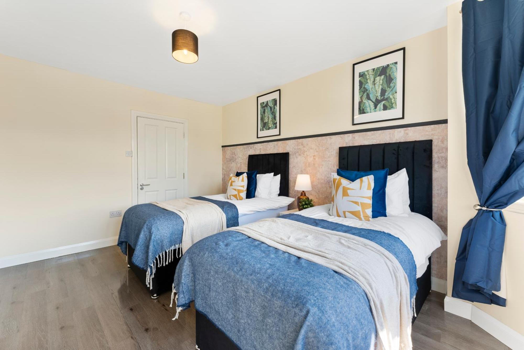 Stylish Wembley Gem - Parking -Sleeps 14 لندن المظهر الخارجي الصورة