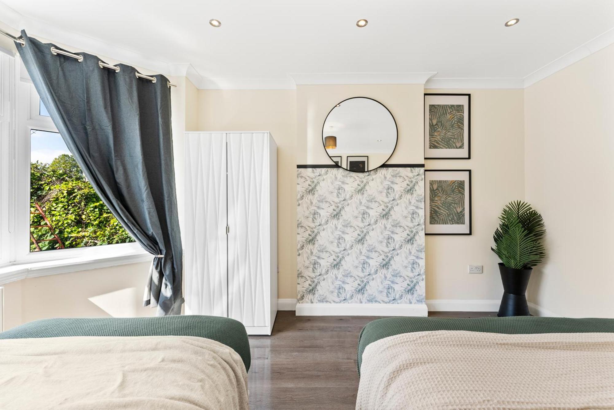 Stylish Wembley Gem - Parking -Sleeps 14 لندن المظهر الخارجي الصورة