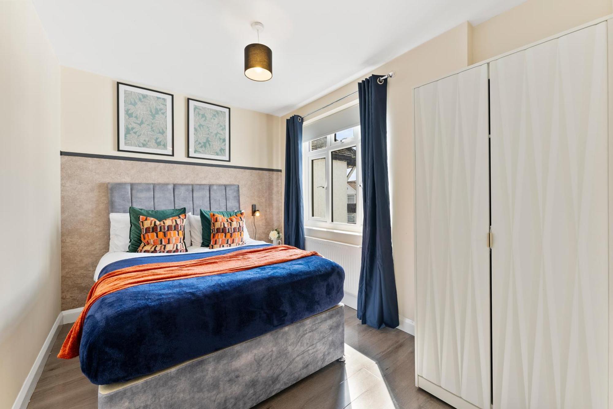 Stylish Wembley Gem - Parking -Sleeps 14 لندن المظهر الخارجي الصورة