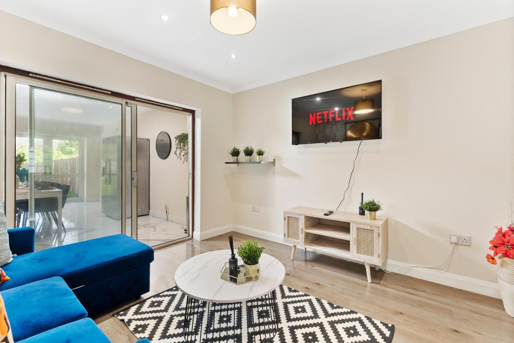 Stylish Wembley Gem - Parking -Sleeps 14 لندن المظهر الخارجي الصورة