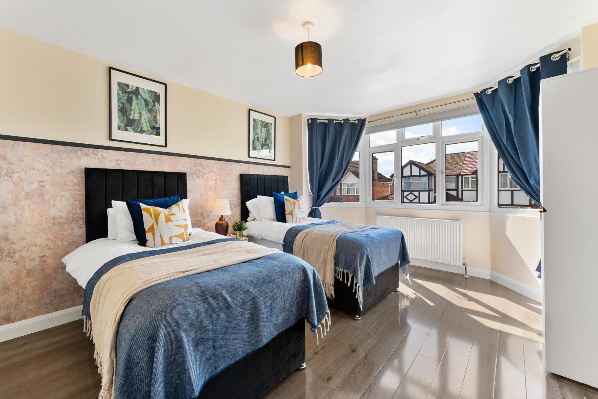 Stylish Wembley Gem - Parking -Sleeps 14 لندن المظهر الخارجي الصورة