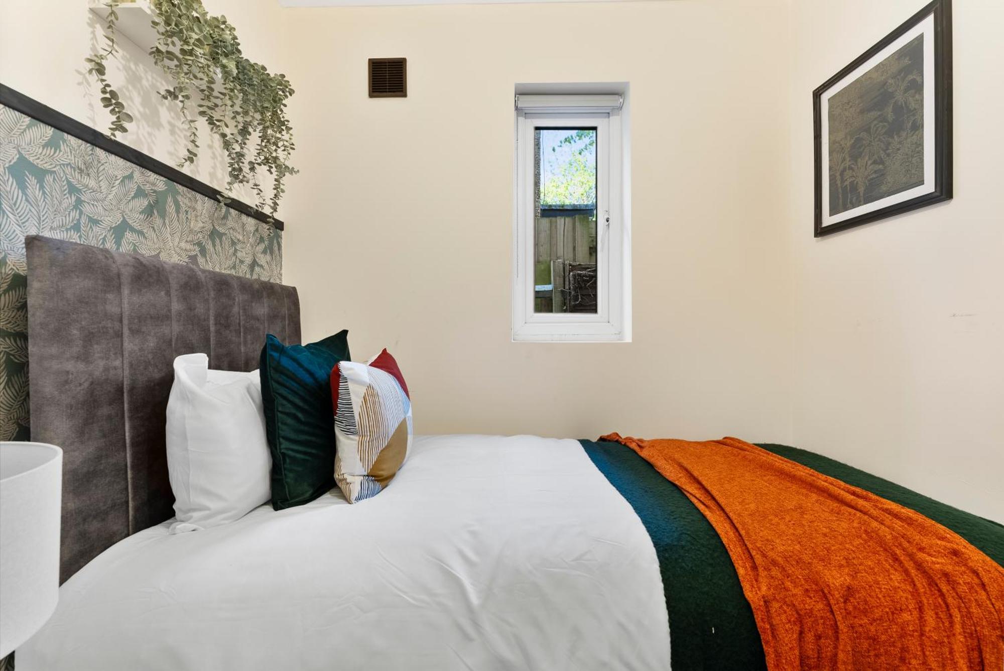 Stylish Wembley Gem - Parking -Sleeps 14 لندن المظهر الخارجي الصورة