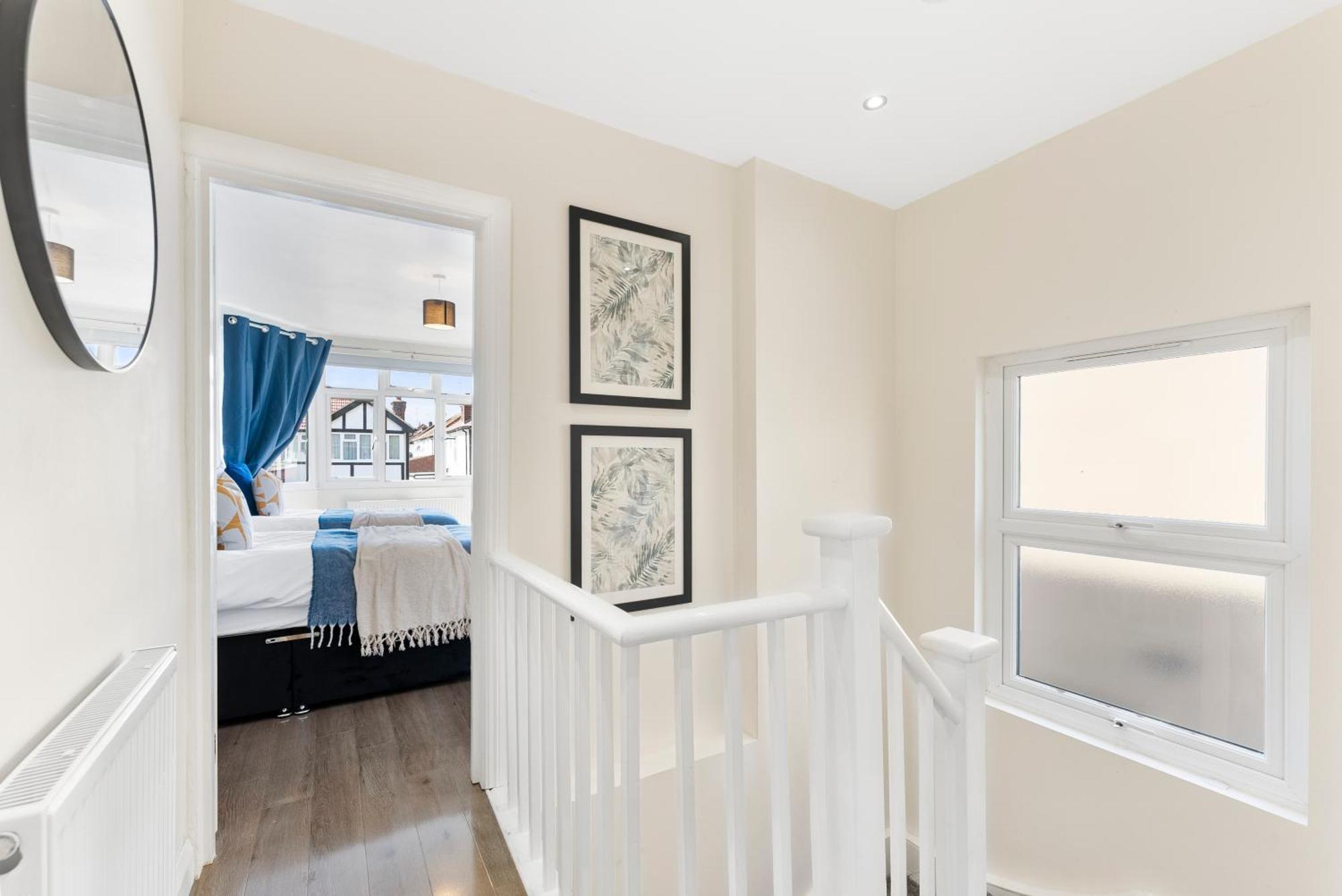 Stylish Wembley Gem - Parking -Sleeps 14 لندن المظهر الخارجي الصورة