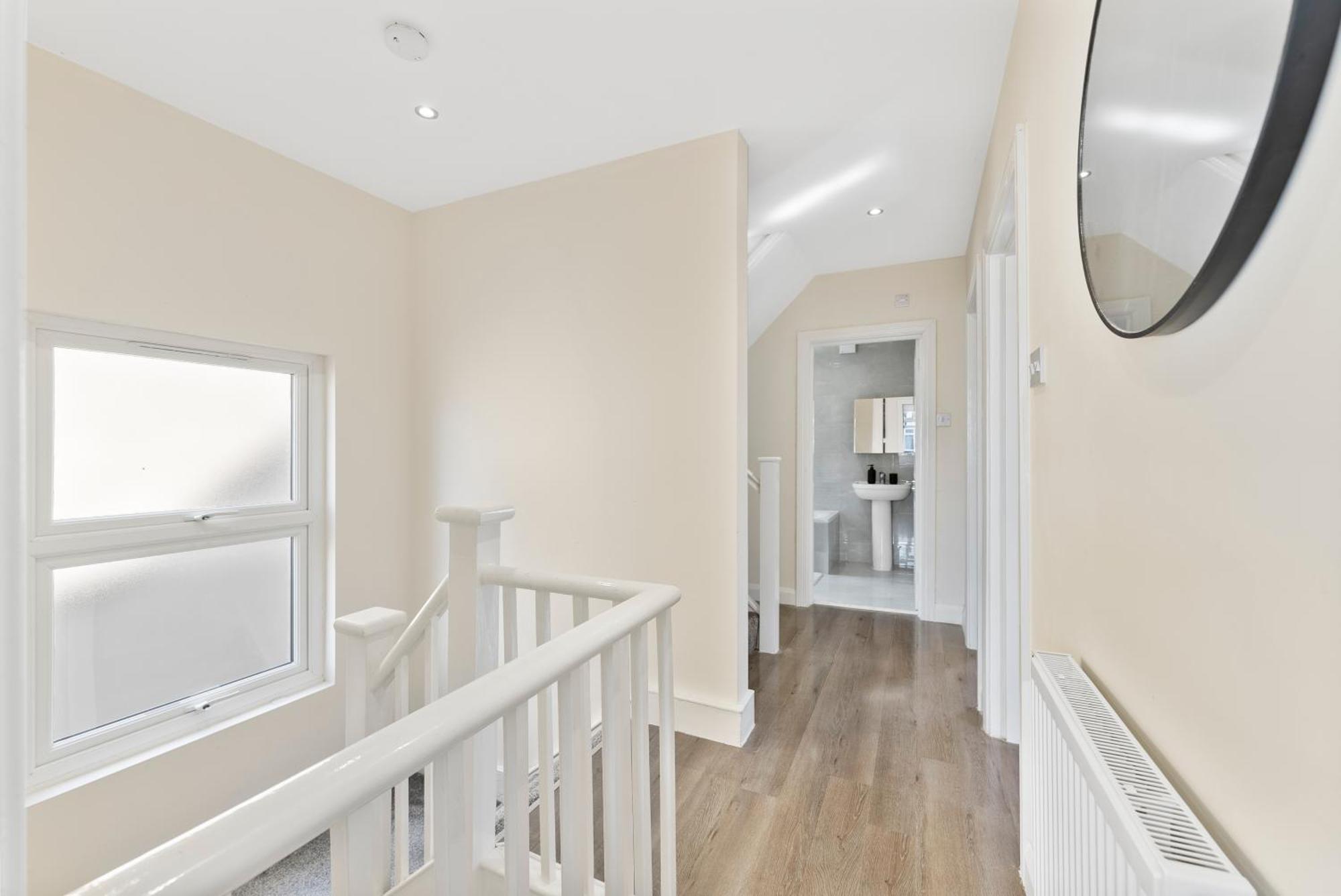 Stylish Wembley Gem - Parking -Sleeps 14 لندن المظهر الخارجي الصورة