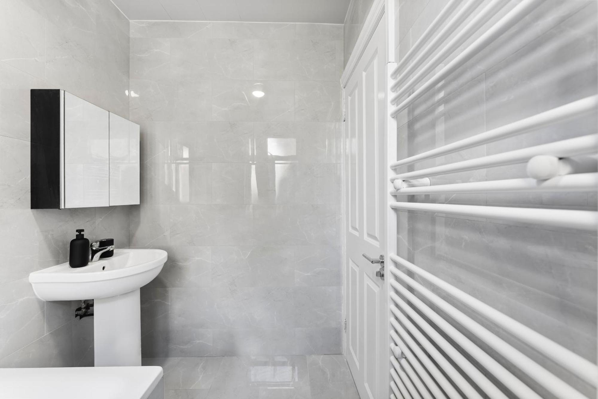 Stylish Wembley Gem - Parking -Sleeps 14 لندن المظهر الخارجي الصورة