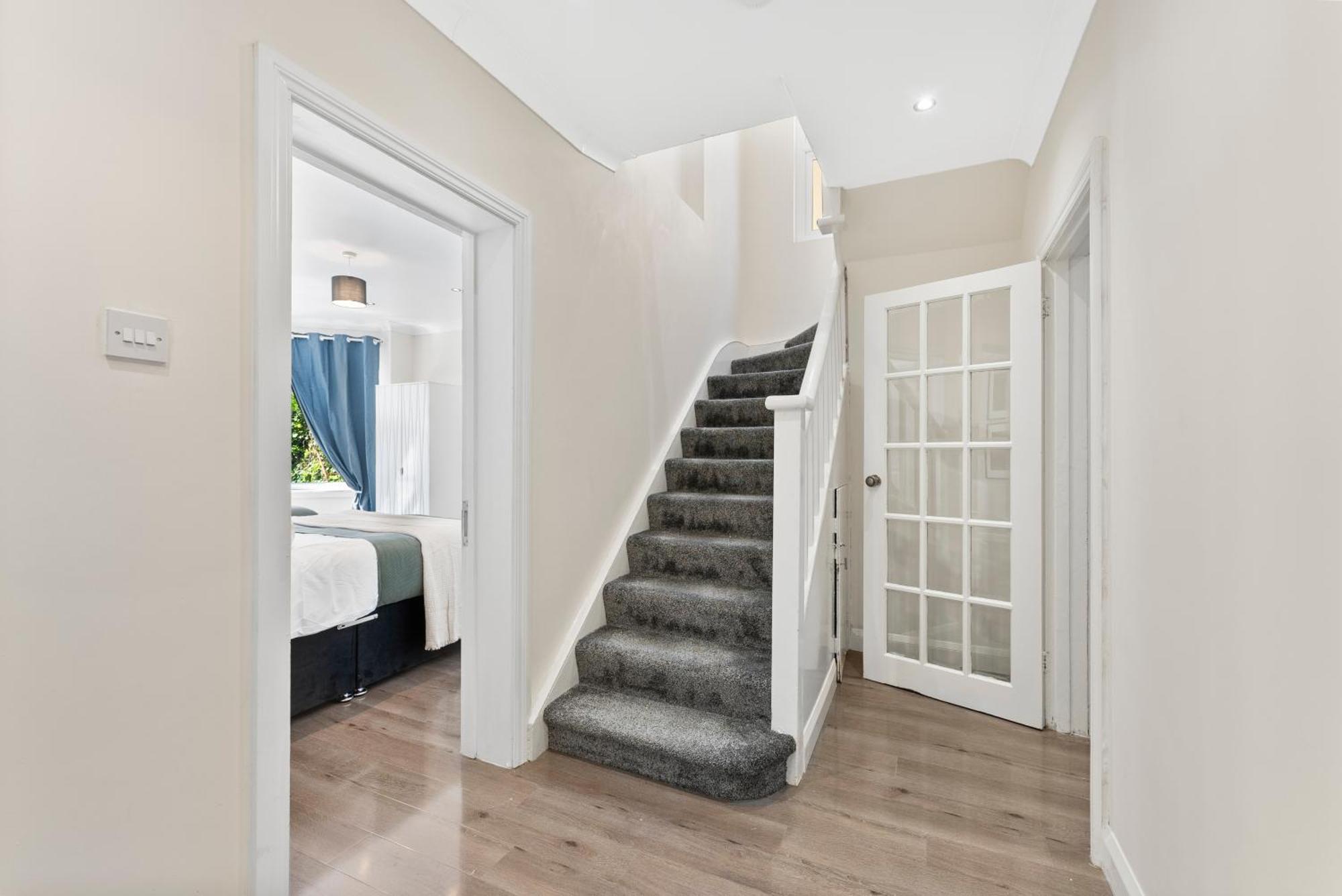 Stylish Wembley Gem - Parking -Sleeps 14 لندن المظهر الخارجي الصورة