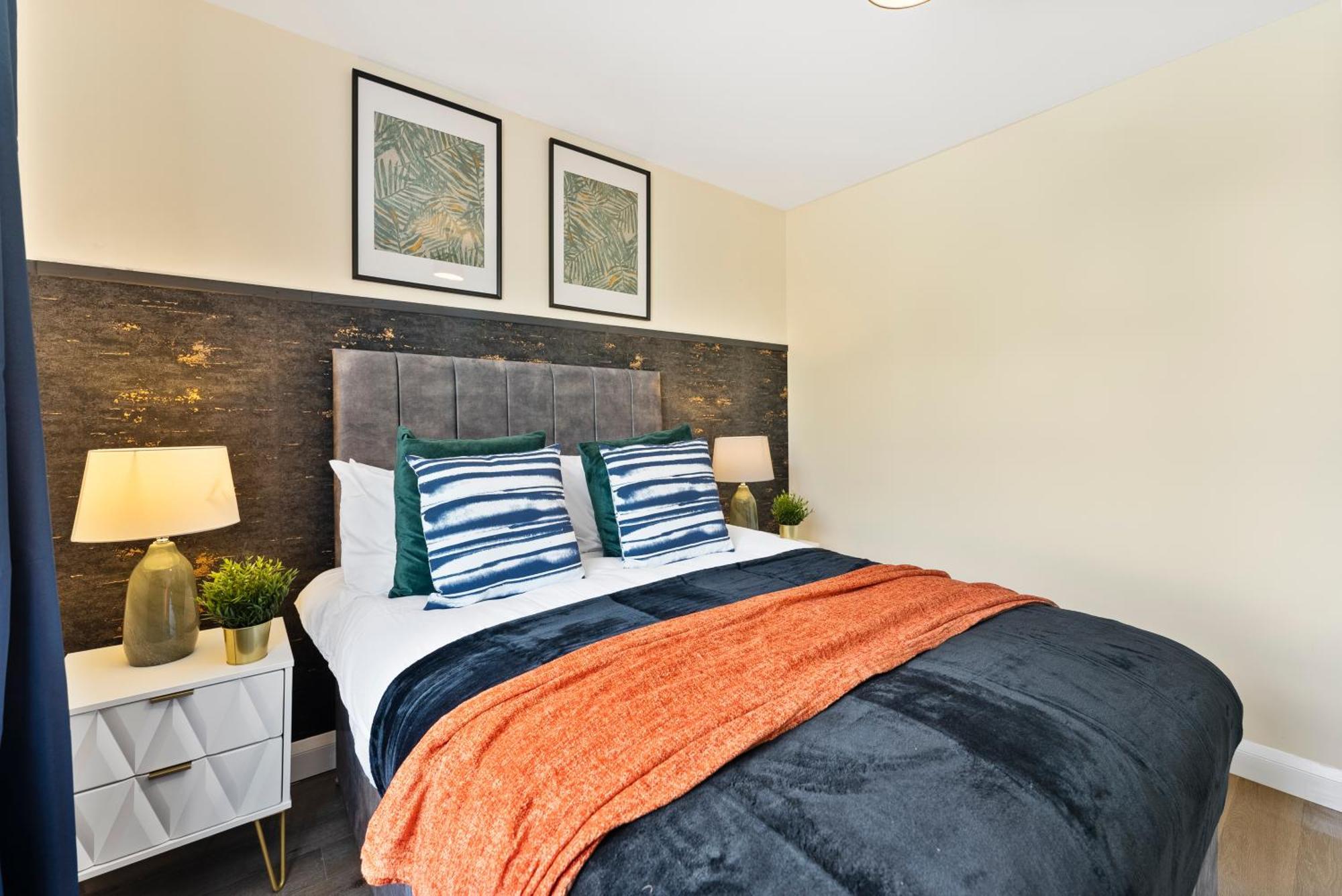Stylish Wembley Gem - Parking -Sleeps 14 لندن المظهر الخارجي الصورة