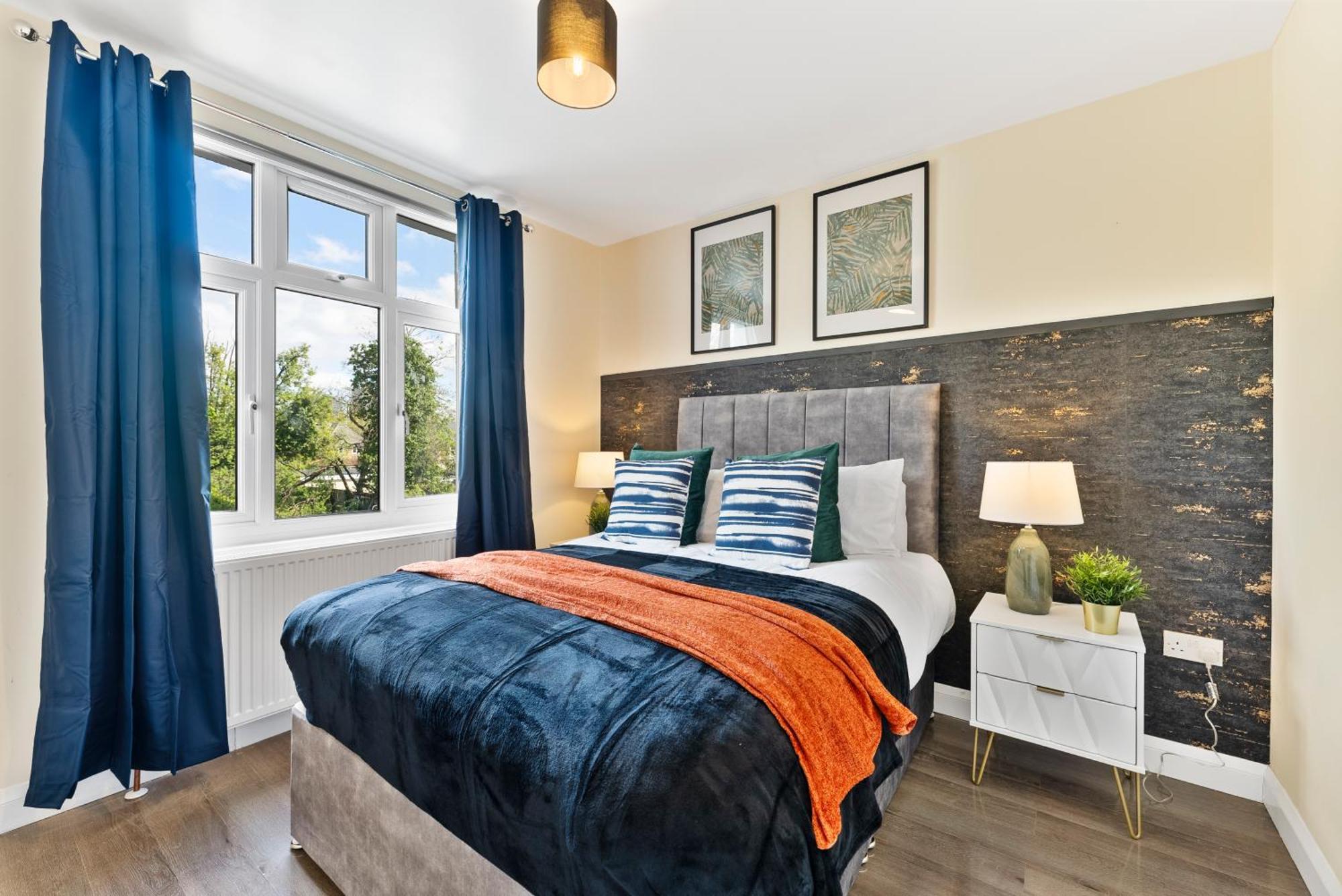 Stylish Wembley Gem - Parking -Sleeps 14 لندن المظهر الخارجي الصورة