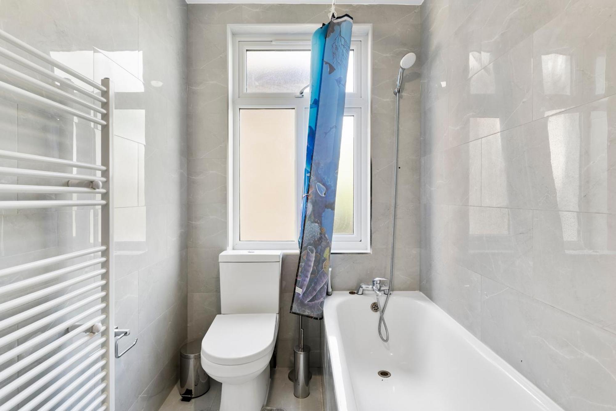 Stylish Wembley Gem - Parking -Sleeps 14 لندن المظهر الخارجي الصورة