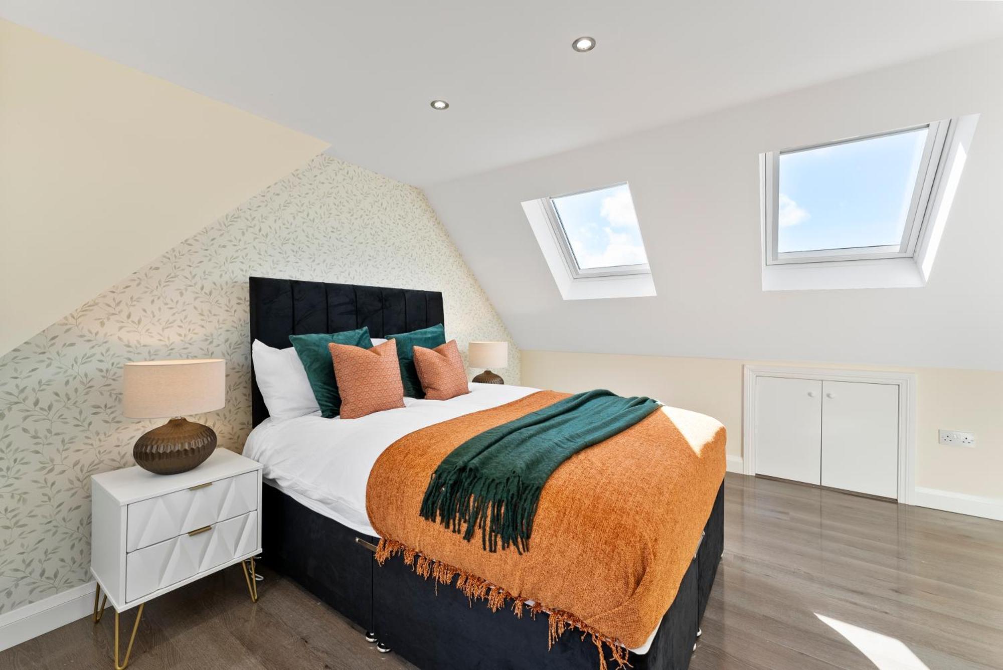 Stylish Wembley Gem - Parking -Sleeps 14 لندن المظهر الخارجي الصورة