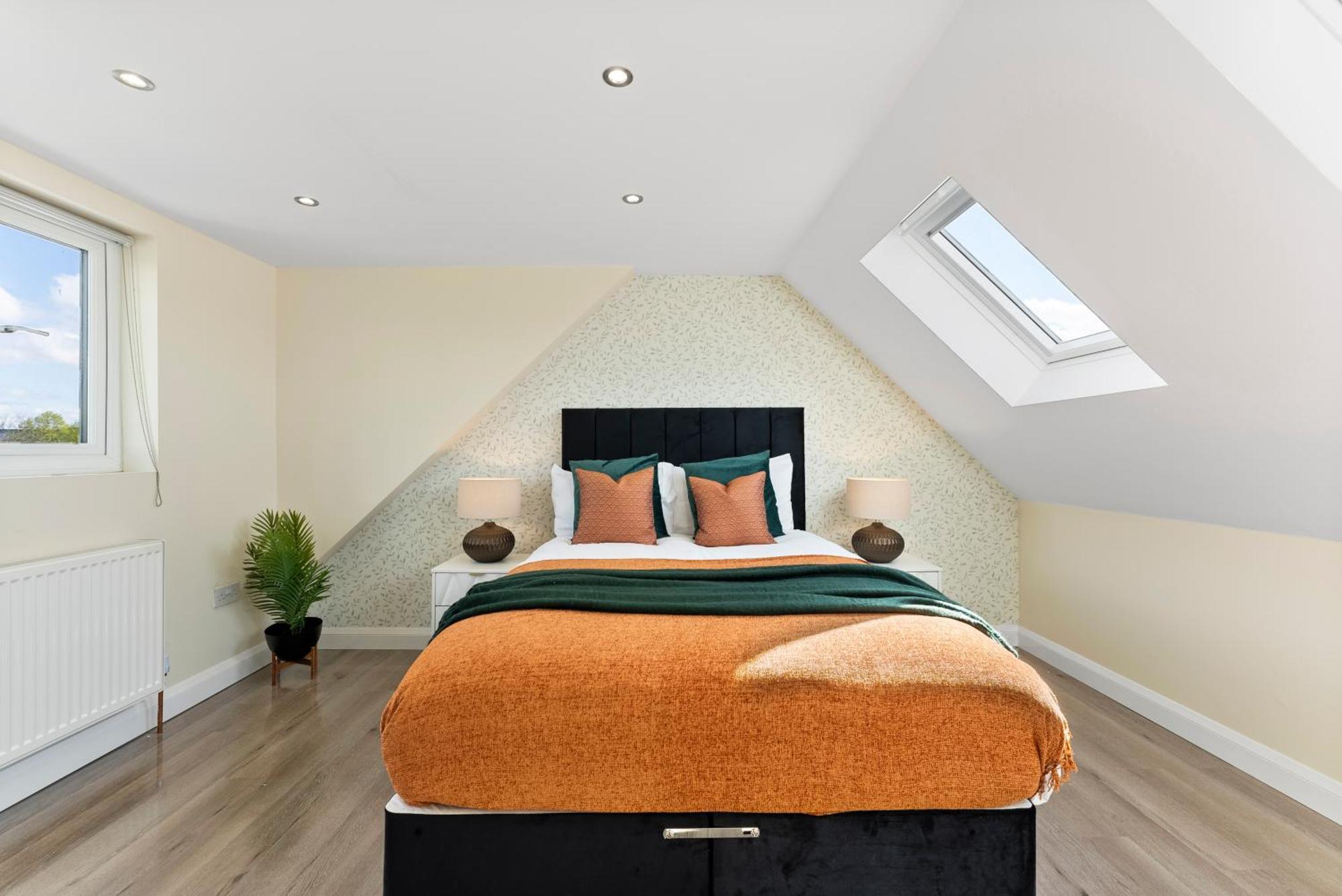 Stylish Wembley Gem - Parking -Sleeps 14 لندن المظهر الخارجي الصورة