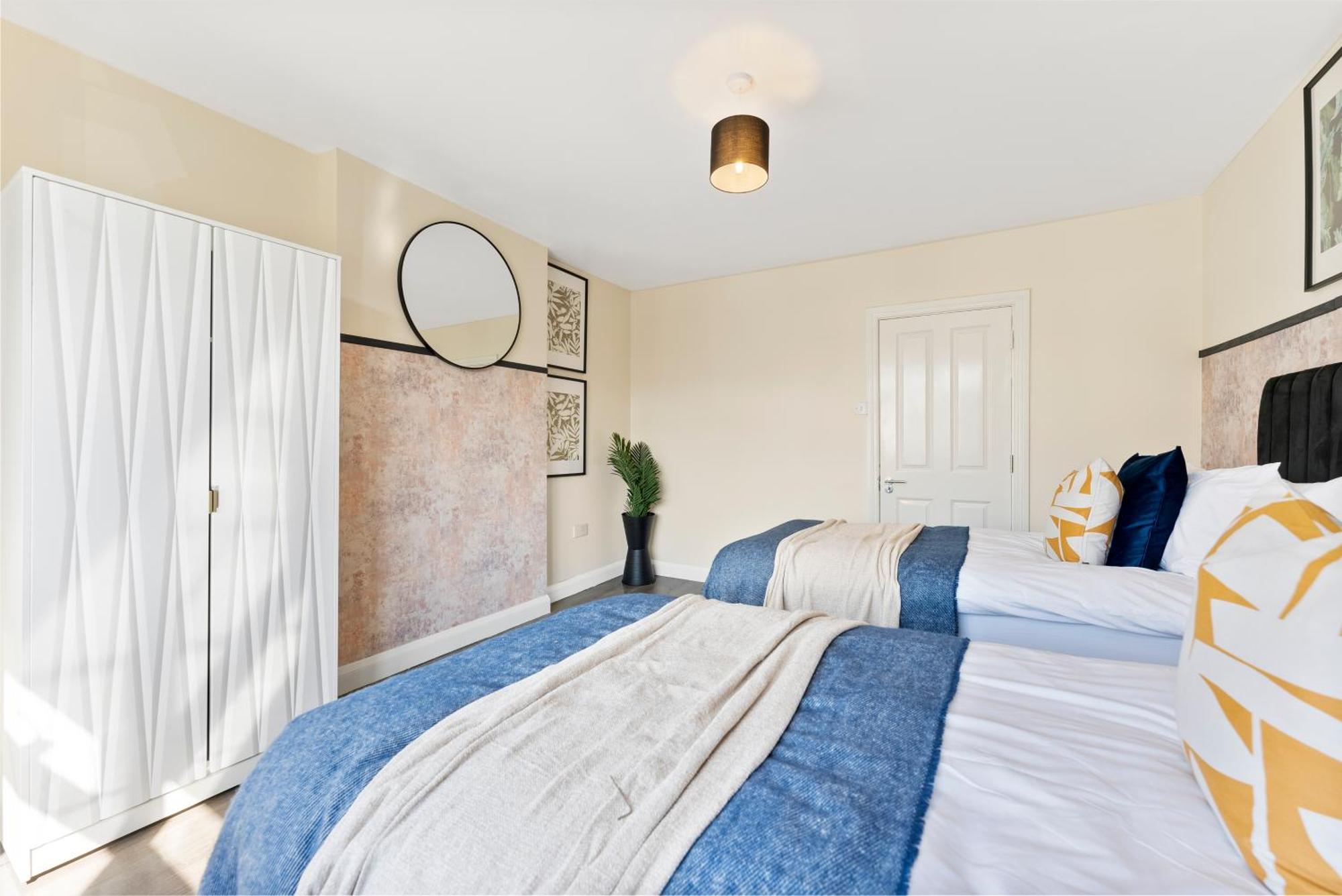 Stylish Wembley Gem - Parking -Sleeps 14 لندن المظهر الخارجي الصورة