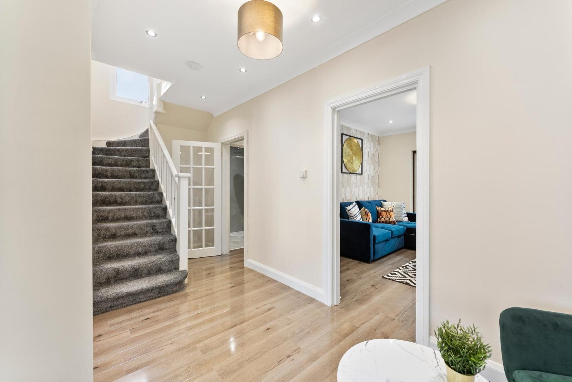 Stylish Wembley Gem - Parking -Sleeps 14 لندن المظهر الخارجي الصورة