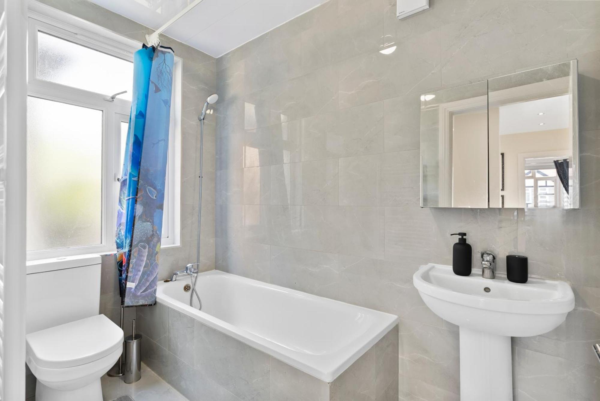 Stylish Wembley Gem - Parking -Sleeps 14 لندن المظهر الخارجي الصورة