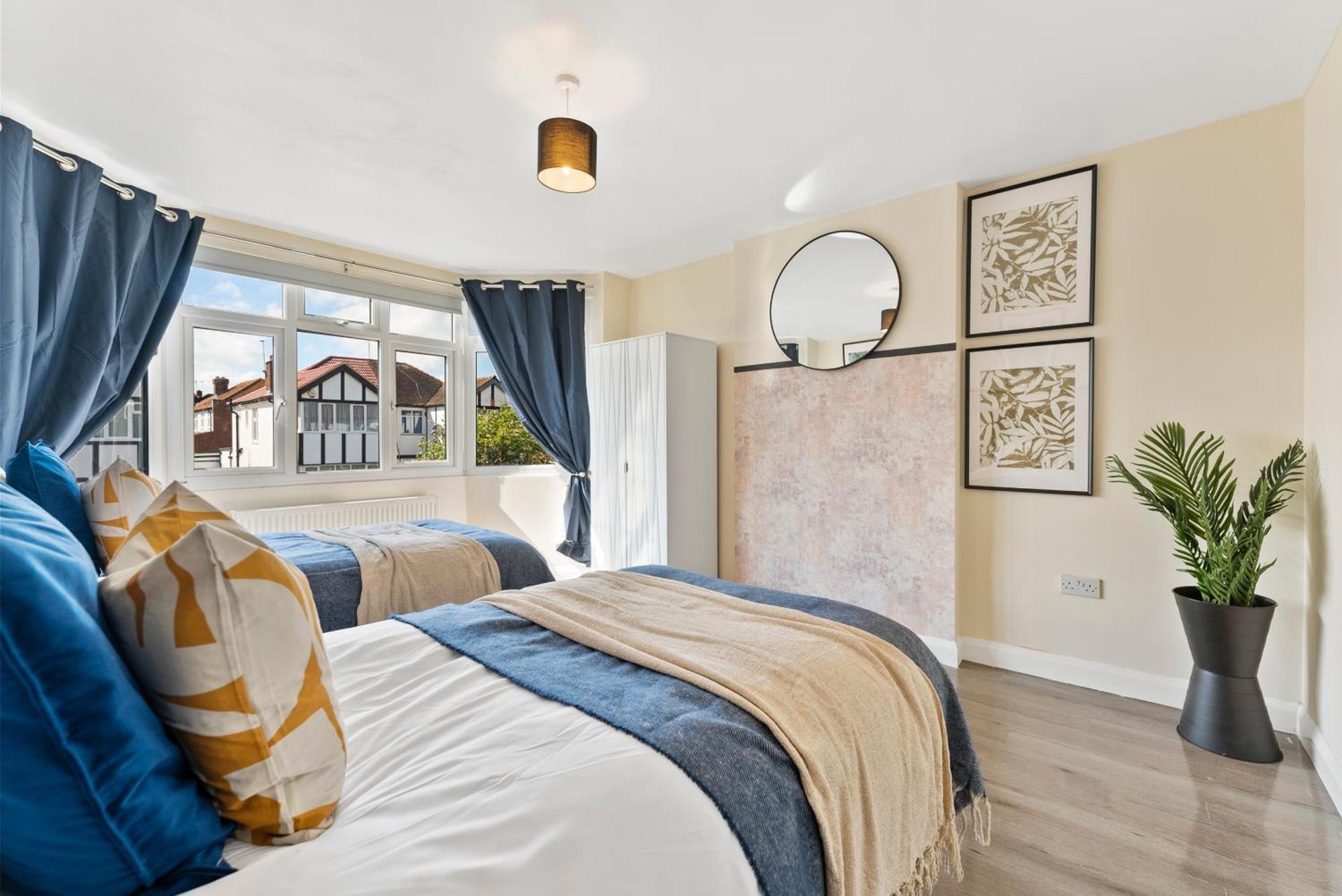 Stylish Wembley Gem - Parking -Sleeps 14 لندن المظهر الخارجي الصورة