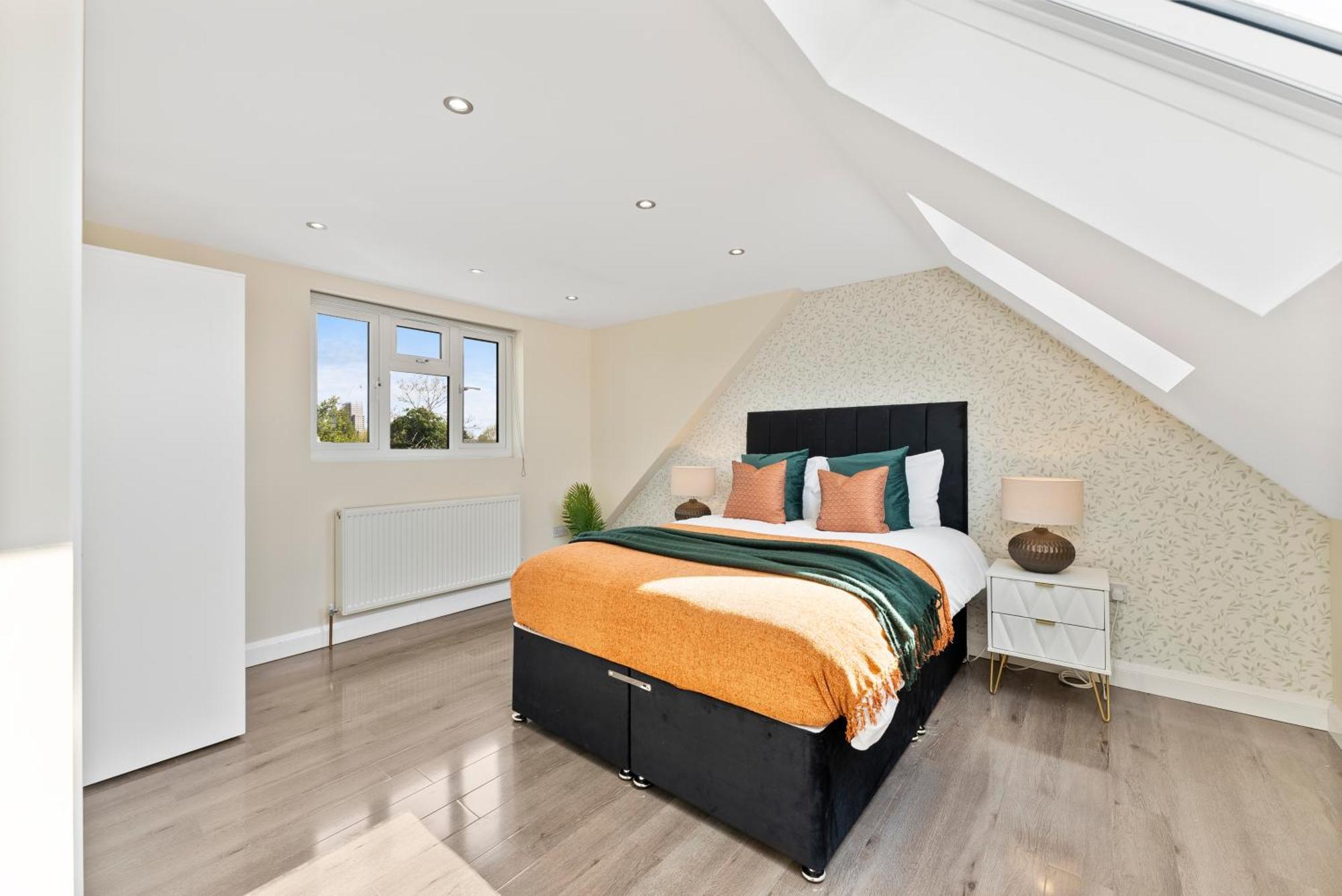 Stylish Wembley Gem - Parking -Sleeps 14 لندن المظهر الخارجي الصورة