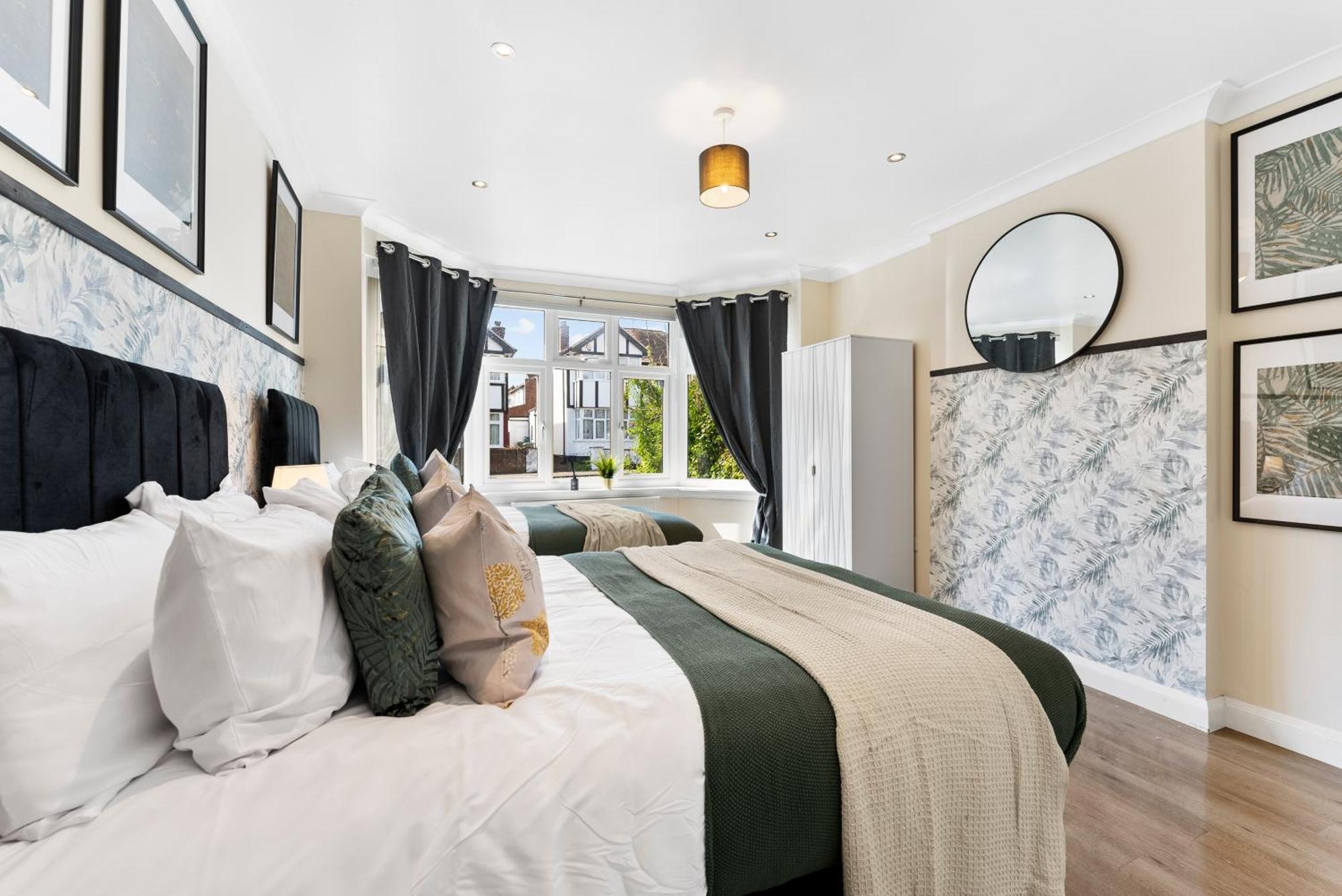 Stylish Wembley Gem - Parking -Sleeps 14 لندن المظهر الخارجي الصورة