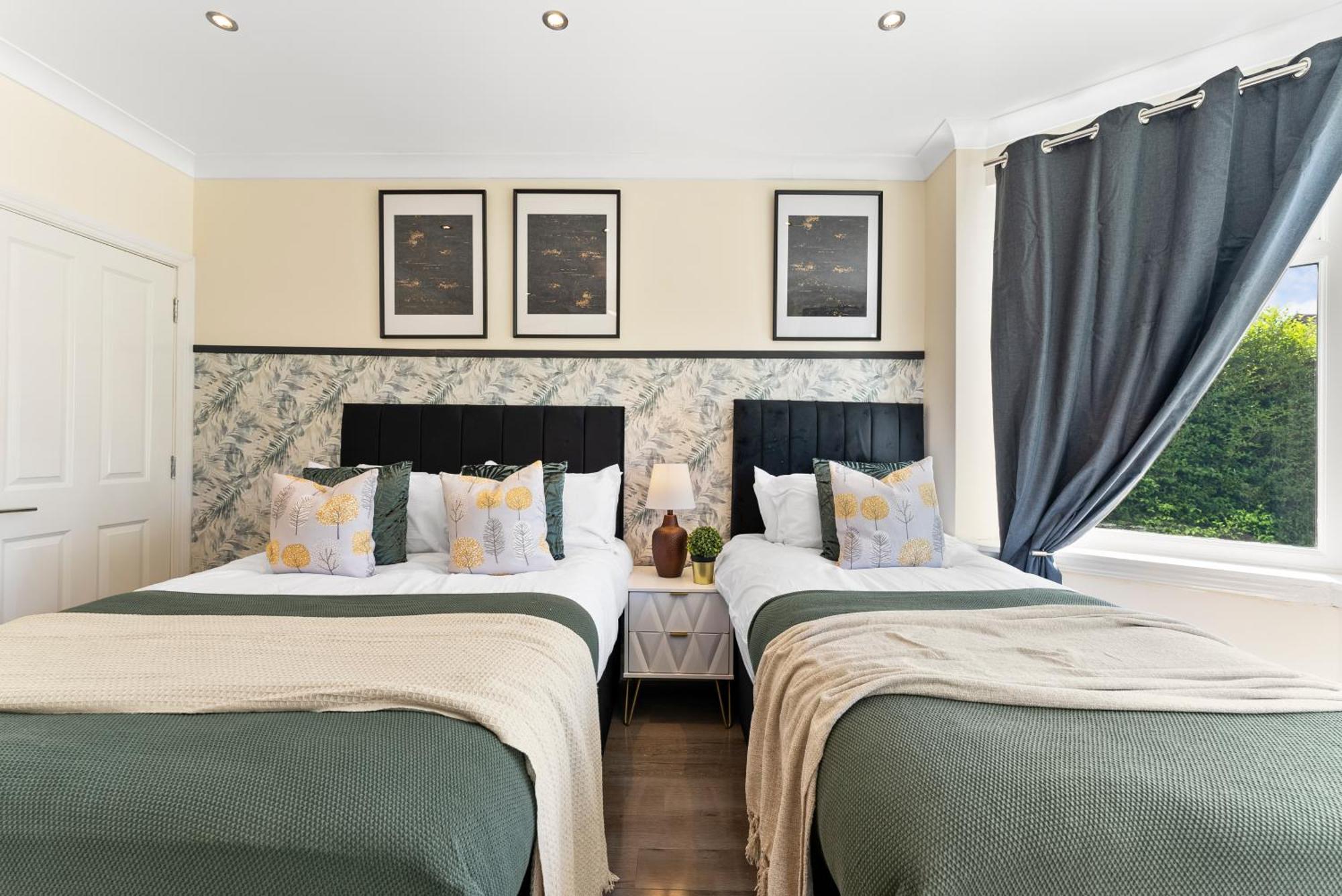 Stylish Wembley Gem - Parking -Sleeps 14 لندن المظهر الخارجي الصورة