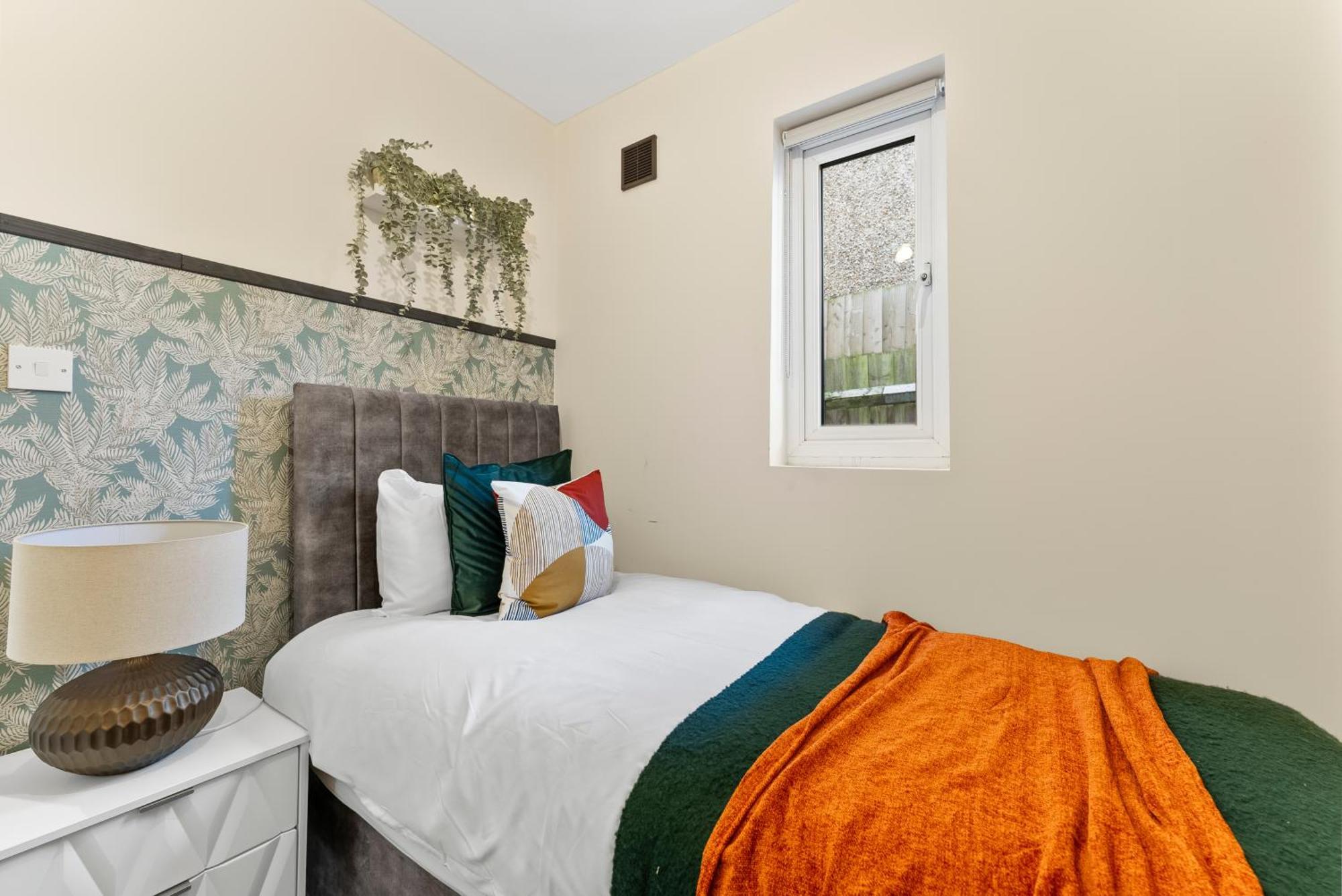 Stylish Wembley Gem - Parking -Sleeps 14 لندن المظهر الخارجي الصورة