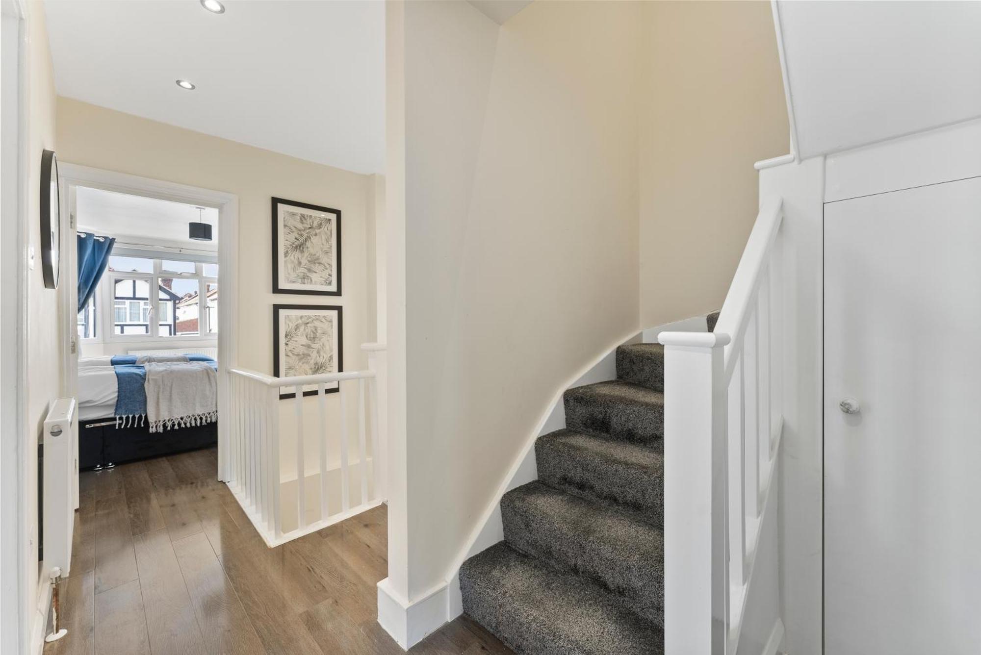 Stylish Wembley Gem - Parking -Sleeps 14 لندن المظهر الخارجي الصورة