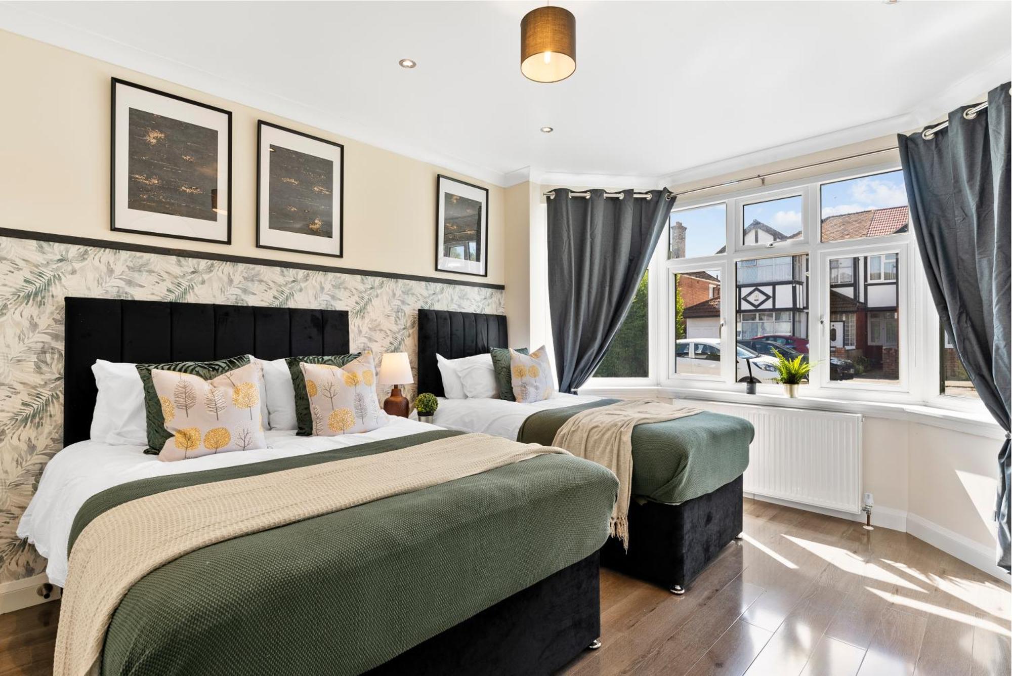 Stylish Wembley Gem - Parking -Sleeps 14 لندن المظهر الخارجي الصورة