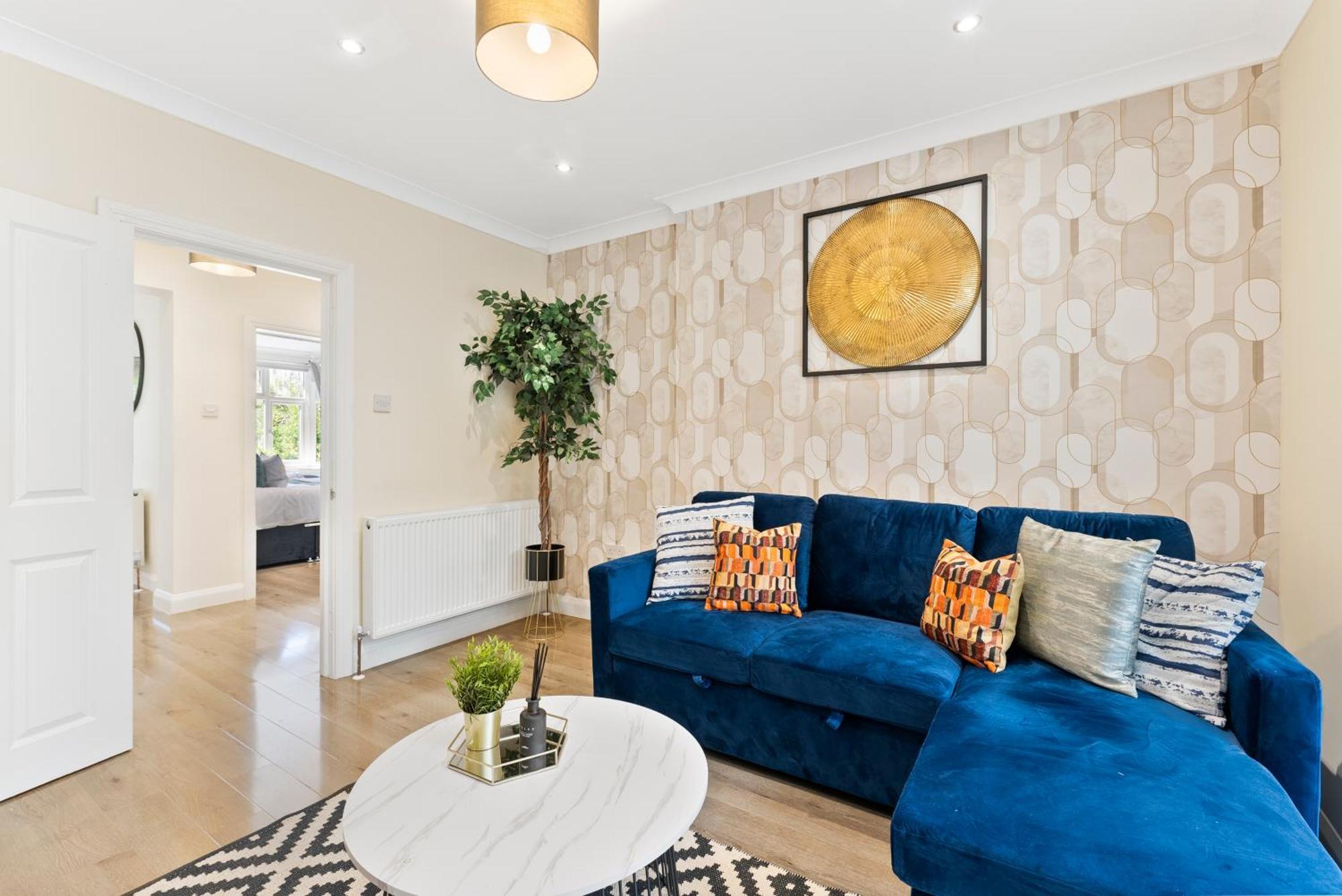 Stylish Wembley Gem - Parking -Sleeps 14 لندن المظهر الخارجي الصورة